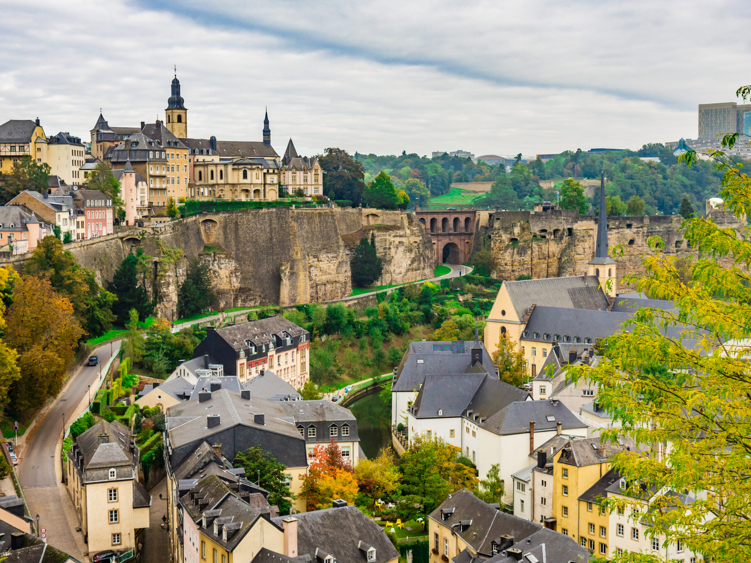 卢森堡城，位于卢森堡，是鸿霖欧洲总部的所在地。