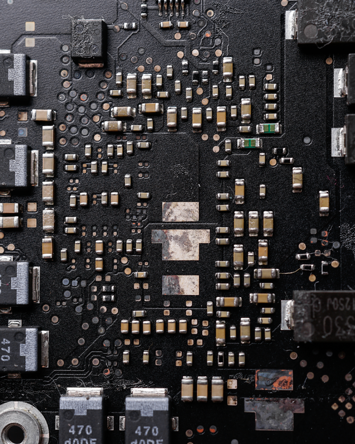 一个电脑主机板，展示着各种电子元件和电路。