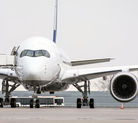 一架B777客機停駛在機場跑道上。