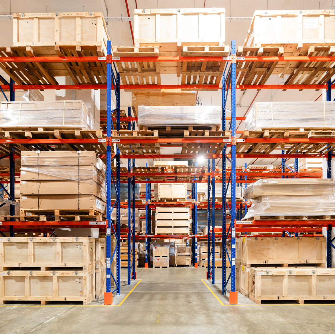 一個裝滿棧板貨物的鴻霖倉庫，用於儲存並管理貨物。