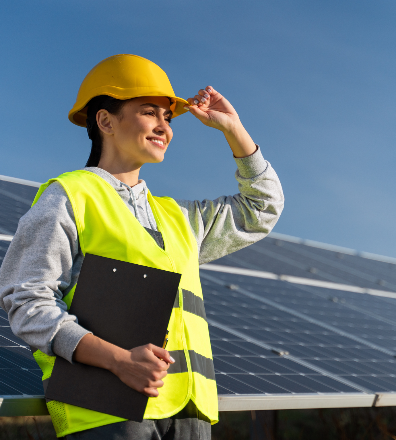 能源產業的工作人員站在太陽能發電場前。