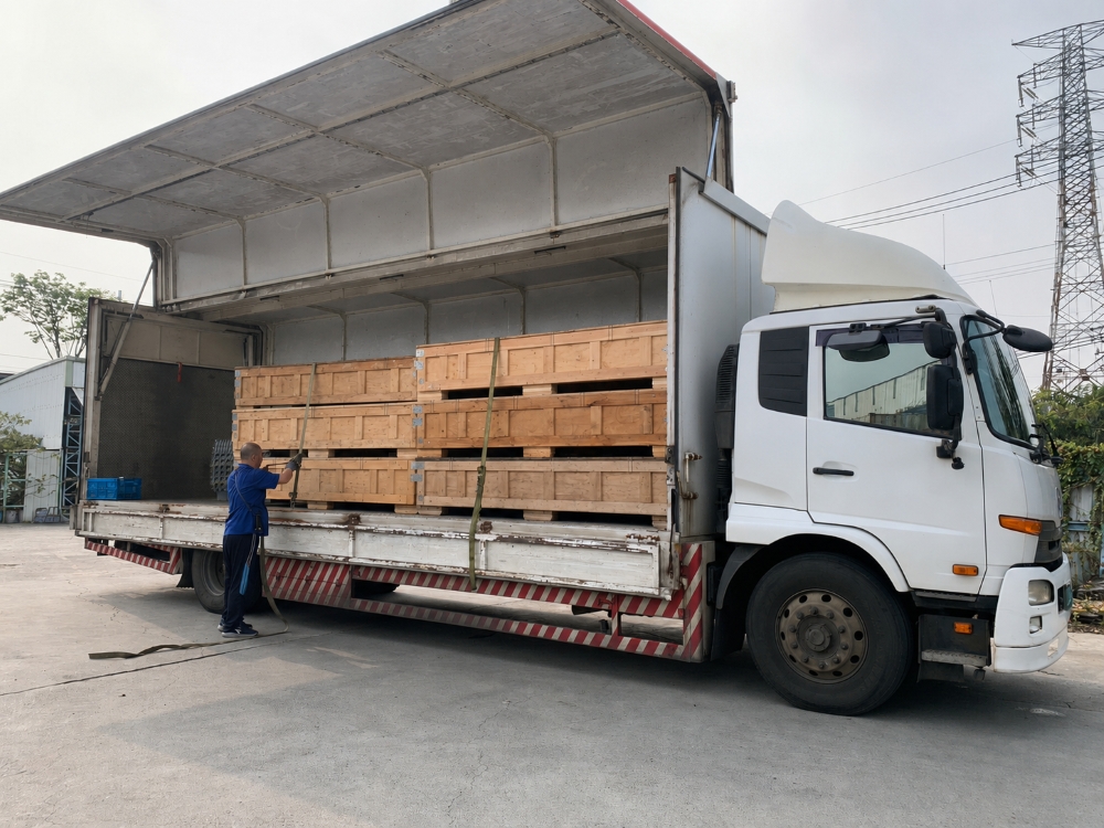 Air-ride side-unloading trucks